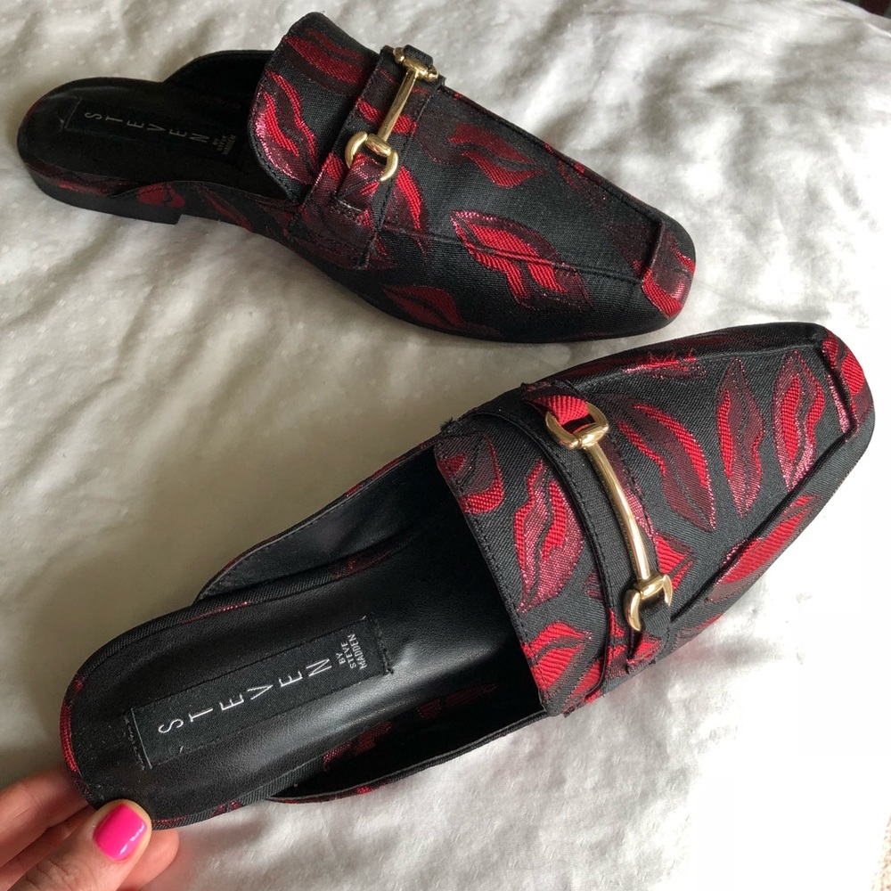 Kisses 💋 Steve Madden Mules